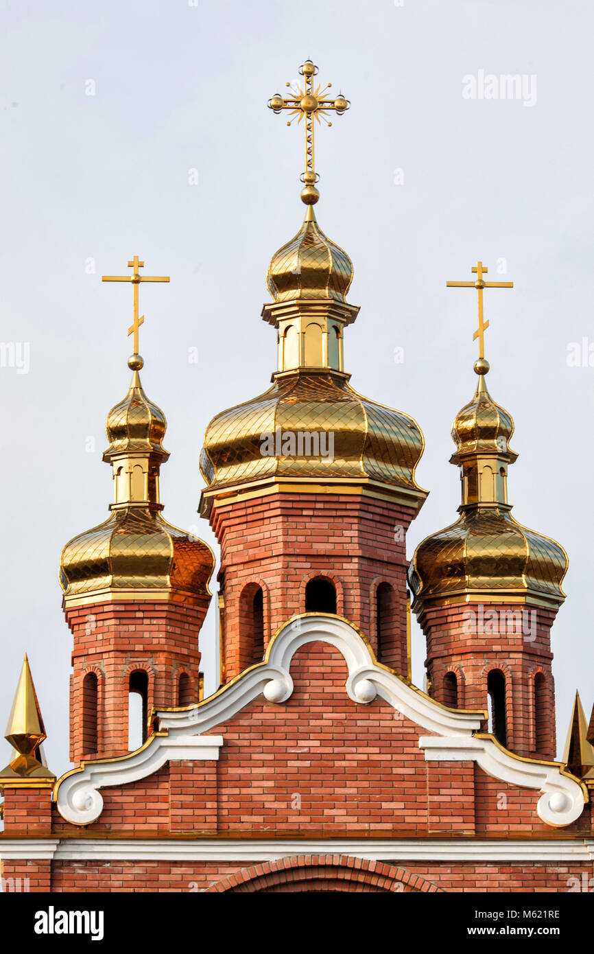 Les dômes dorés de l'Église chrétienne orthodoxe briller sur le fond de ciel bleu Banque D'Images