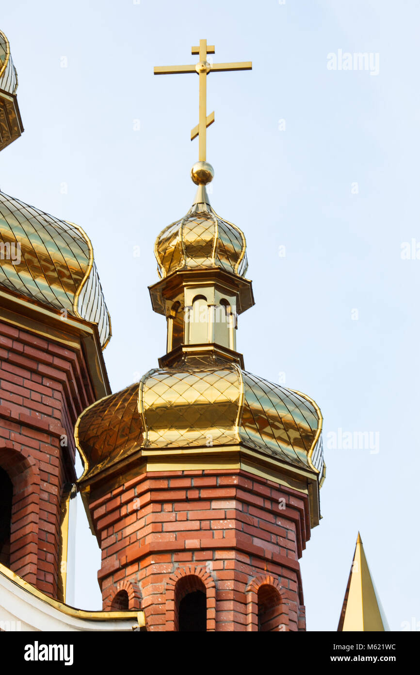 Les dômes dorés de l'Église chrétienne orthodoxe briller sur le fond de ciel bleu Banque D'Images