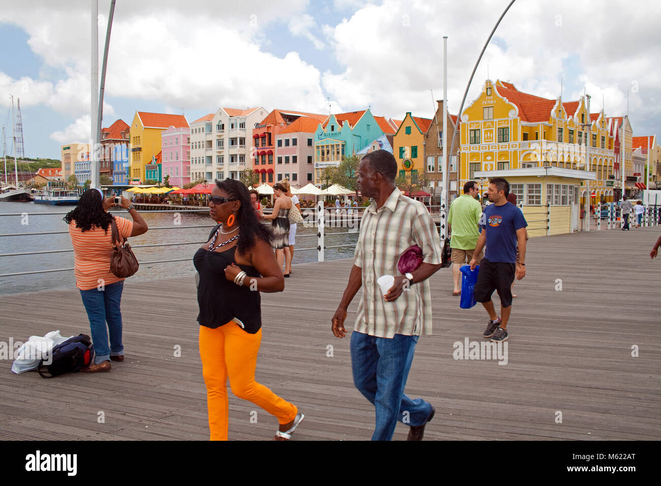 Les gens sur Queen Emma bridge, derrière l'arcade commerciale, rangée de maisons colorées, Willemstad, Curaçao, Antilles, Caraïbes, mer des Caraïbes Banque D'Images