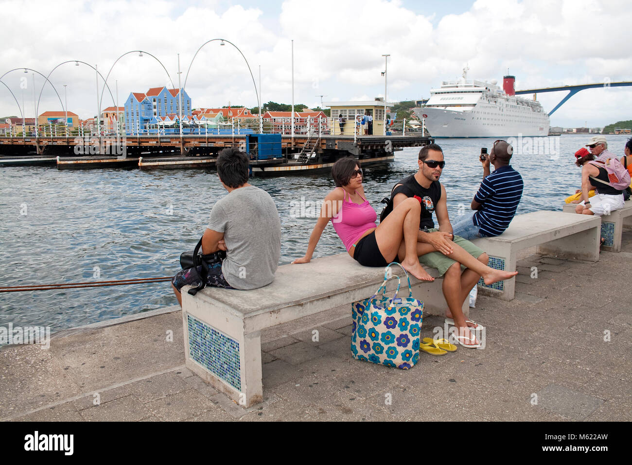 Les gens qui suivent la rotation du pont Queen Emma, s'ouvre pour le trafic maritime, Tourist, Tourist, Willemstad, Curaçao, Antilles néerlandaises, Amérique Banque D'Images