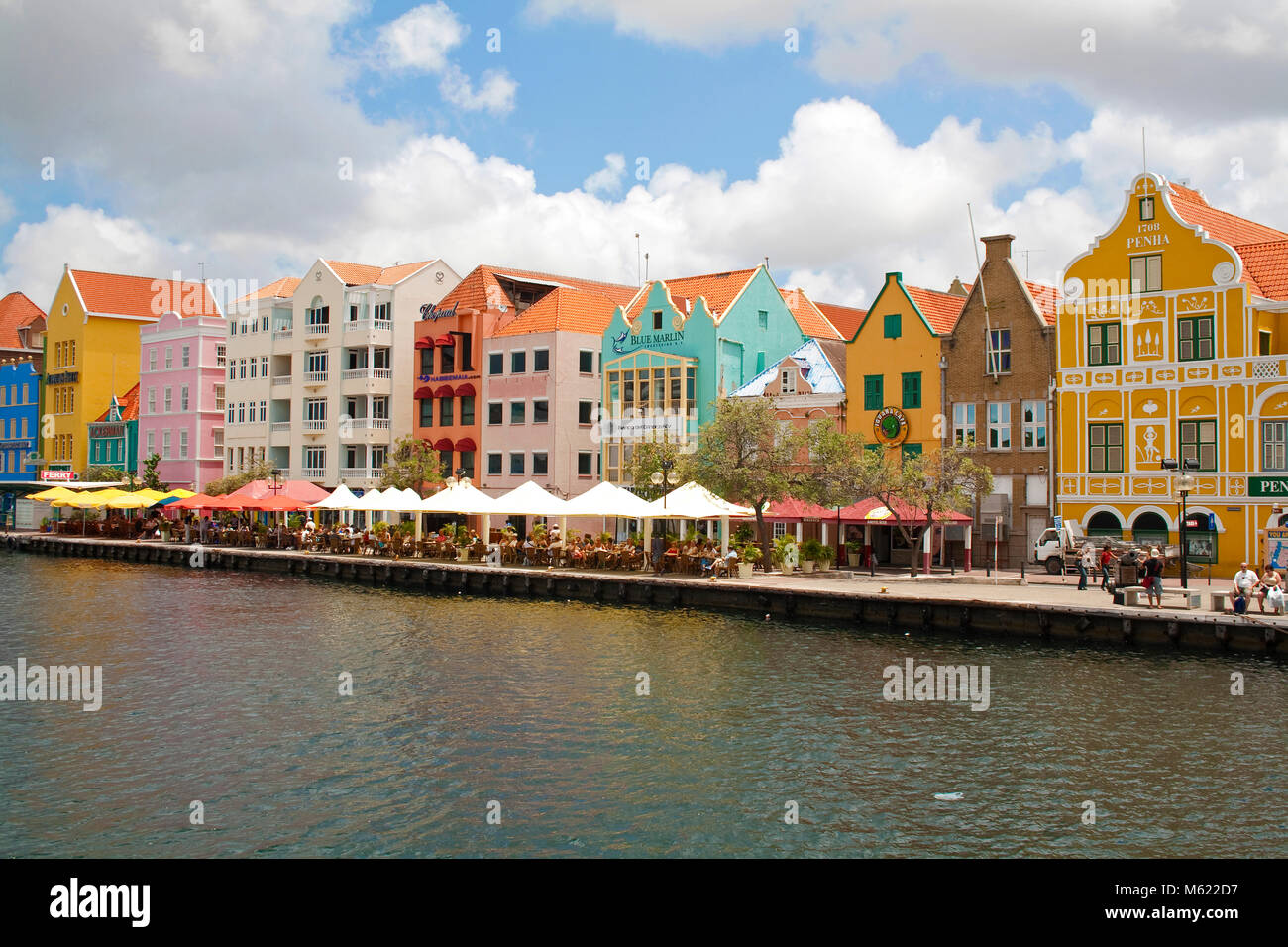 Historique d'arcade commerciale bâtiments coloniaux et gastronomie au Waterfront, quartier Punda, Willemstad, Curaçao, Antilles néerlandaises, Amérique Banque D'Images