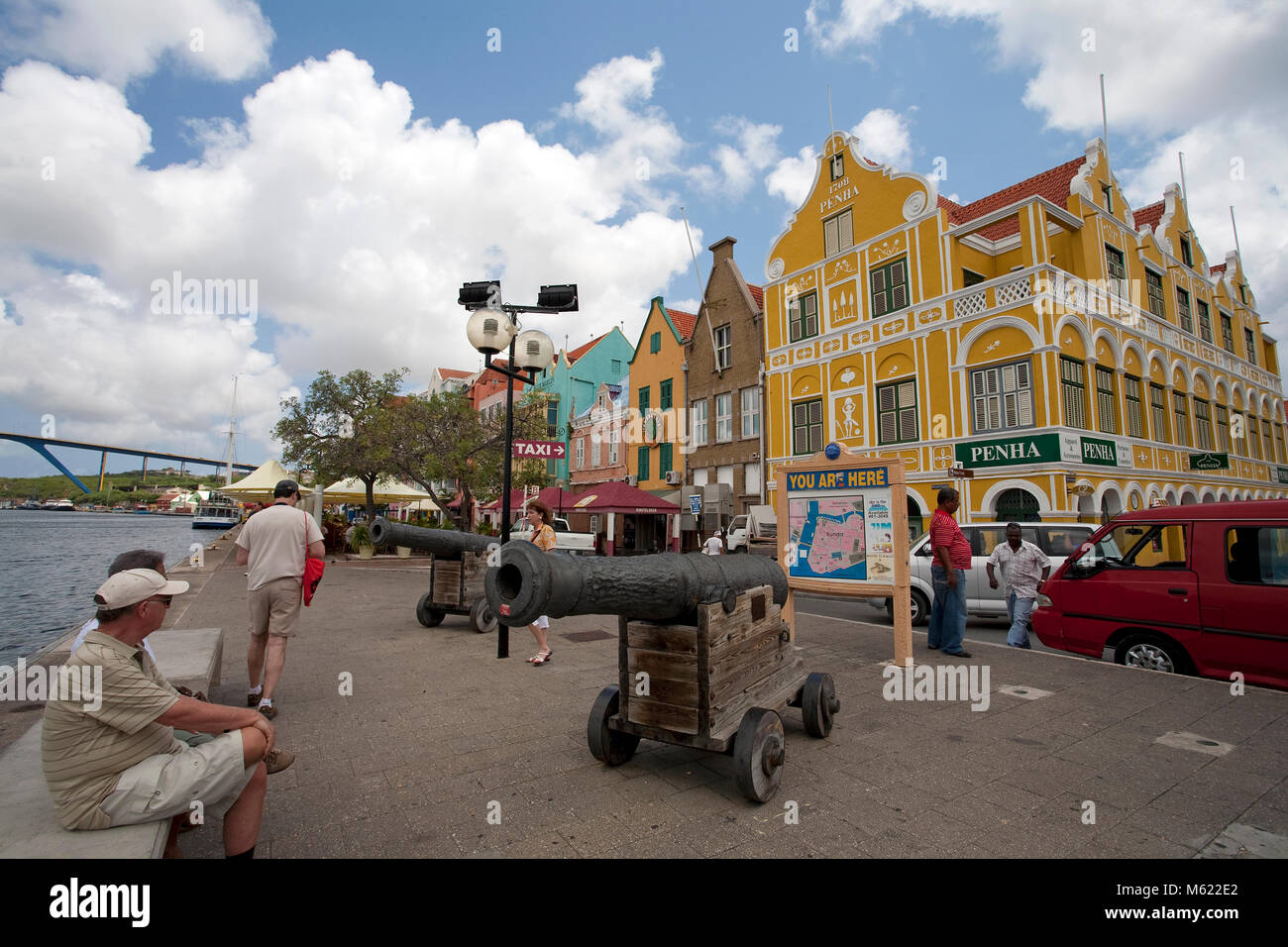 Cité médiévale de canons à bâtiment Penha, arcade commerciale, bâtiments de style colonial à Pundsa district, Willemstad, Curaçao, Antilles néerlandaises, Amérique Banque D'Images