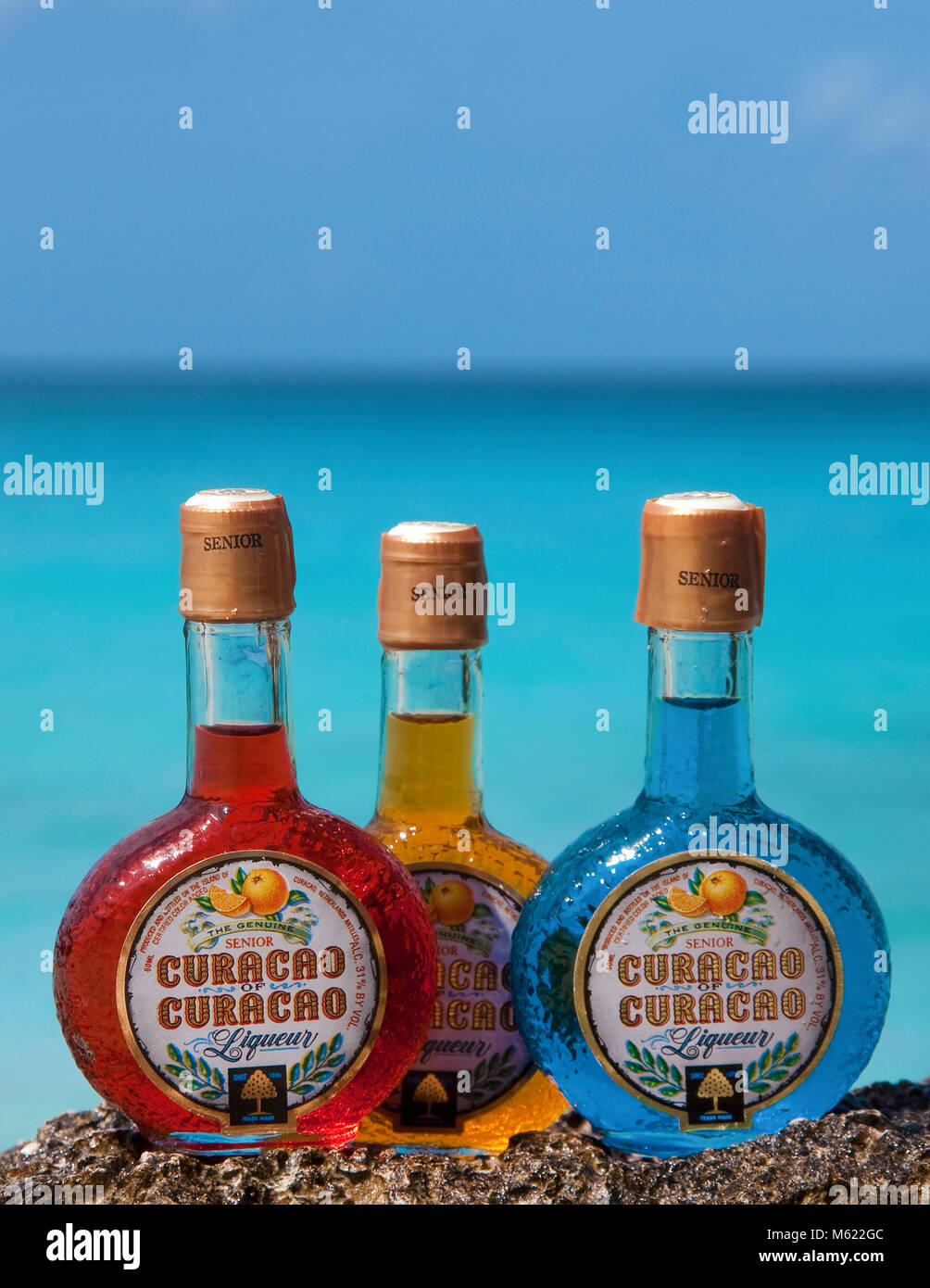 Bouteilles de liqueur colorés et le célèbre 'Blue Curacao' liqueur, Willemstad, Curaçao, Antilles, Caraïbes, mer des Caraïbes Banque D'Images