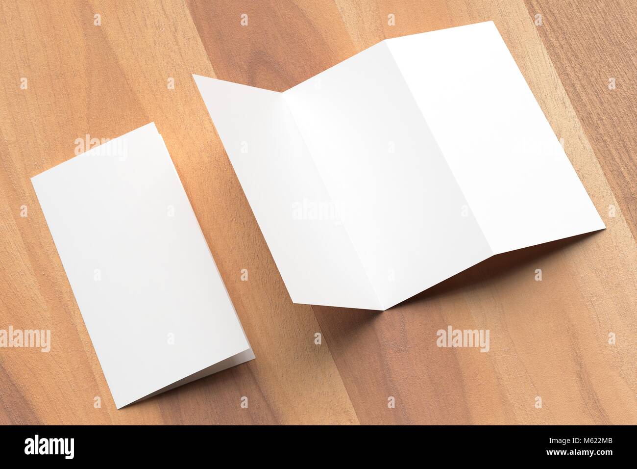 Thrifold - trois fois la maquette brochure sur fond de bois. Illustration 3d Banque D'Images