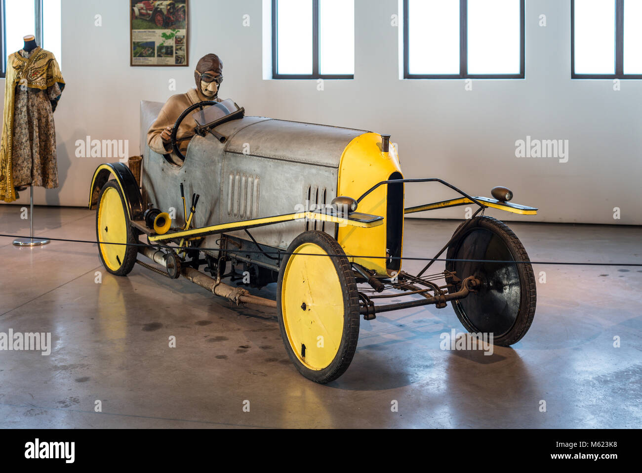 Malaga, Espagne - décembre 7, 2016 : El Pampero, un prototype de voiture original conçu en 1912 au Royaume-Uni par Barron Acroyd, est affiché à l'Automobile et de Malaga Banque D'Images