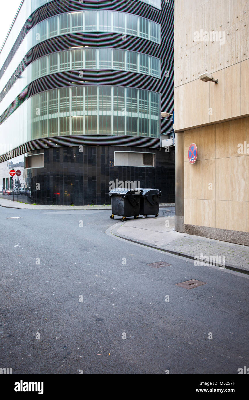 Lane vide avec de nouveaux bâtiments dans la vieille ville de Cologne, Allemagne, Europe. Banque D'Images