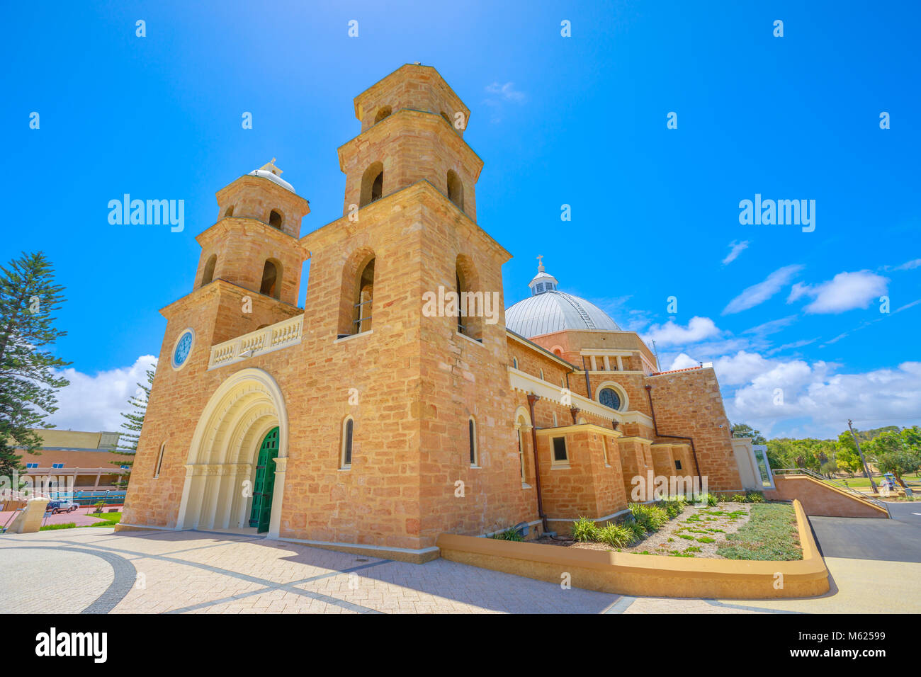 Vue en perspective de Saint Francis Xavier's cathédrale avec deux tours jumelles et Dome avec ciel bleu à Geraldton, Australie occidentale. La Cathédrale est la plus importante église catholique à Geraldton. Copy space Banque D'Images