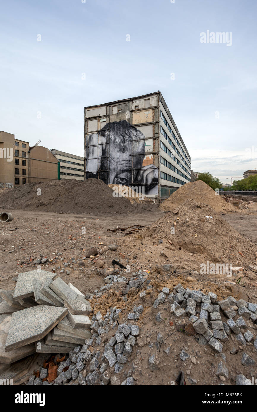 Fresque de l'artiste français JR sur un mur de l'ancienne RDA Ministère de la construction dans la Breite Straße à Berlin, Allemagne, Europe. Banque D'Images