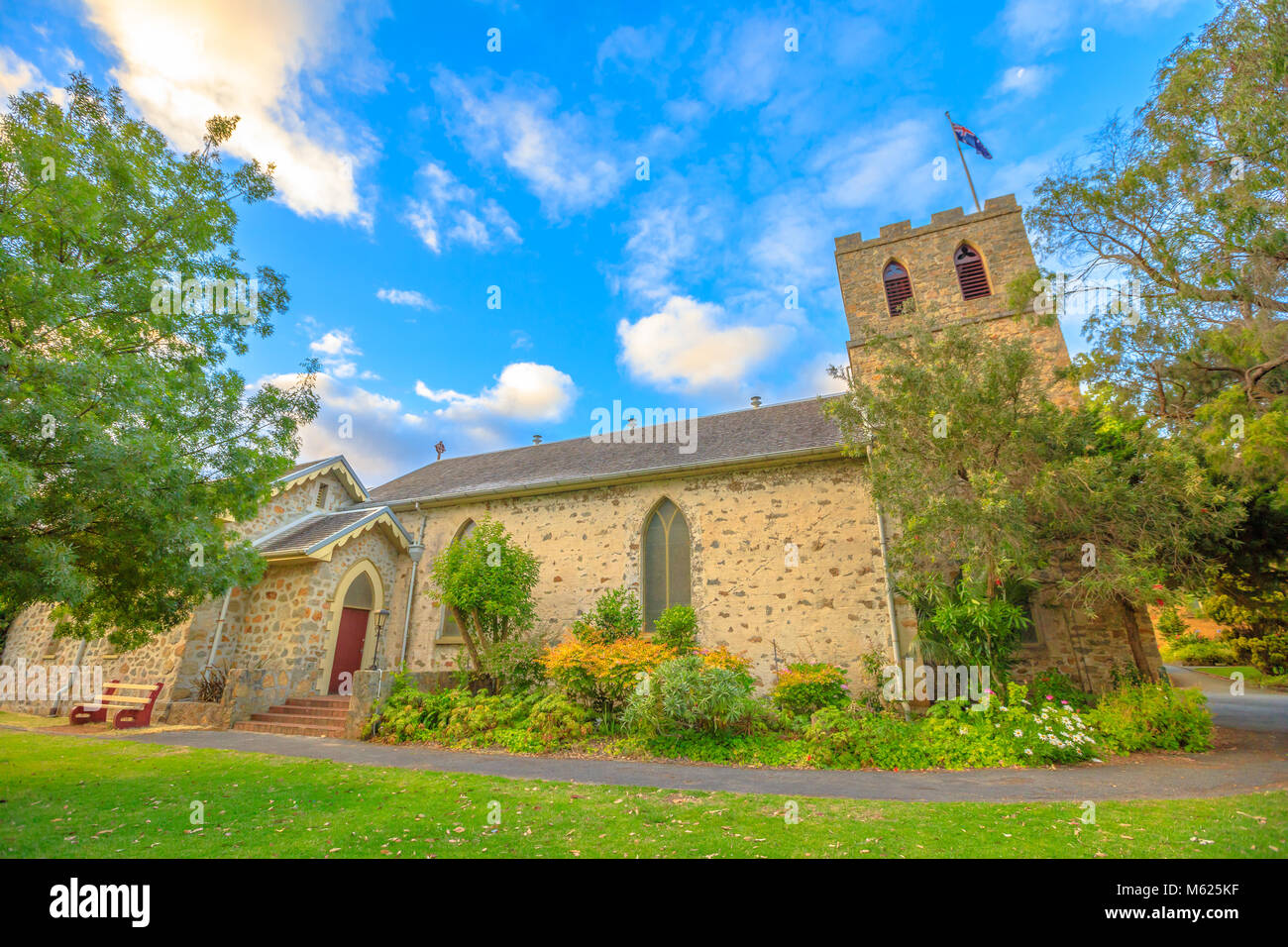 Célèbre monument de St John the Evangelist Anglican Church, la plus ancienne église à être consacré à l'ouest de l'Australie. Cette vue de côté est de peler Place dans Albany. La lumière au coucher du soleil. Banque D'Images