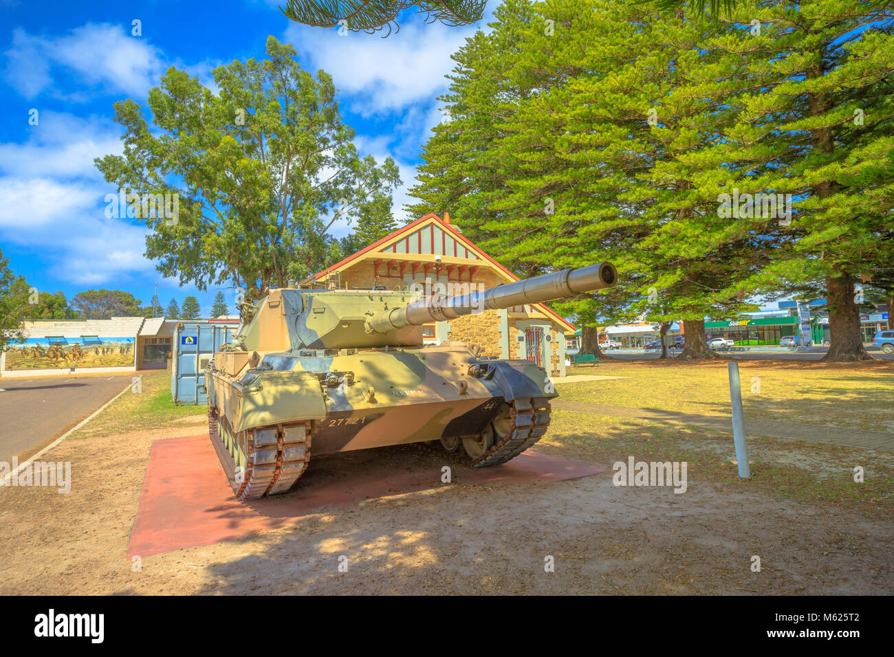 L'espérance, de l'Australie - Dec 26, 2017 : char Leopard en premier plan près de War Memorial et RSL immeuble sur Dempster Street dans la ville d'Esperance, l'ouest de l'Australie. Banque D'Images