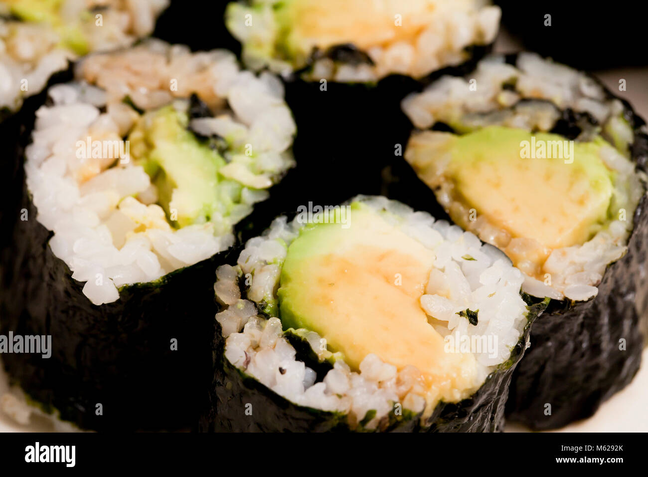 Sushi roll avocat sur la plaque Banque D'Images