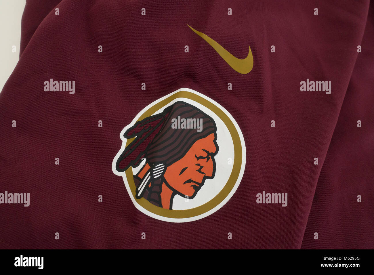 La Native American mascot logo sur un maillot de football Redskins de Washington - USA Banque D'Images