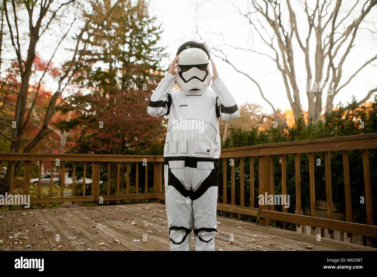 Un enfant habillé en Star Wars Stormtrooper costume pour l'Halloween - USA Banque D'Images