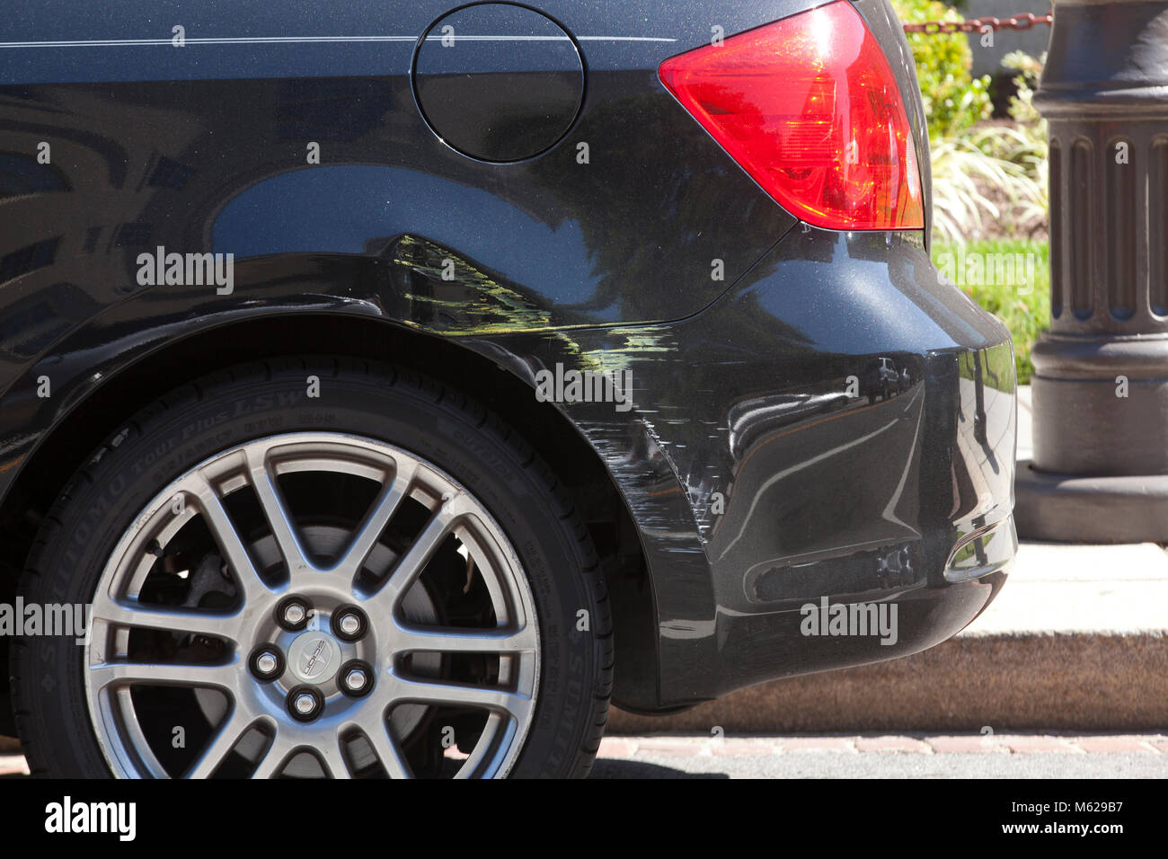 Dégâts sur l'aile arrière d'une voiture compacte (dommages à la  carrosserie, la peinture automobile rayé) - USA Photo Stock - Alamy