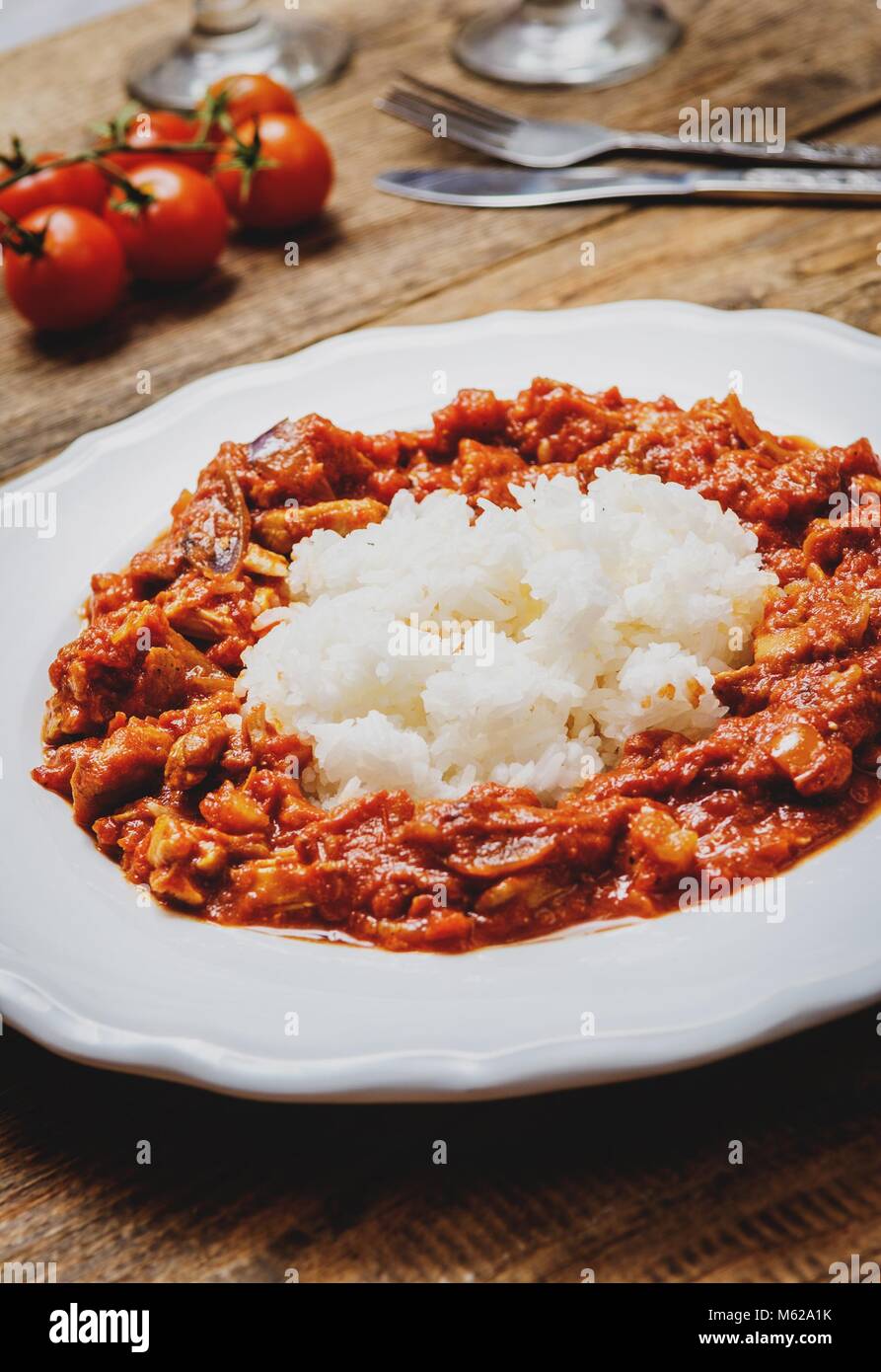 La cuisine indienne traditionnelle. Tikka masala épicé avec du riz sur la table en bois Banque D'Images