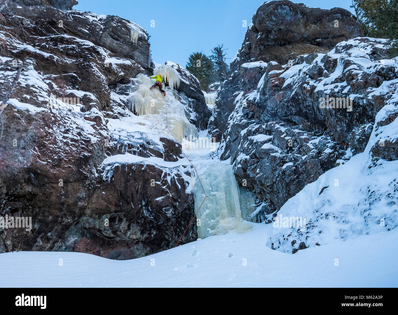 Elie Weber sur une route appelée la matrice rated WI4 M4-5 à Hyalite Canyon près de Bozeman Montana Banque D'Images