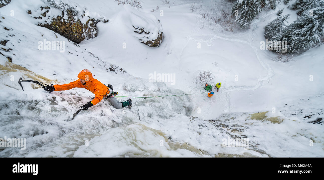 Jed Weber sur une route en lacet appelé Falls WI3 nominale dans Hyalite Canyon près de Bozeman Montana Banque D'Images