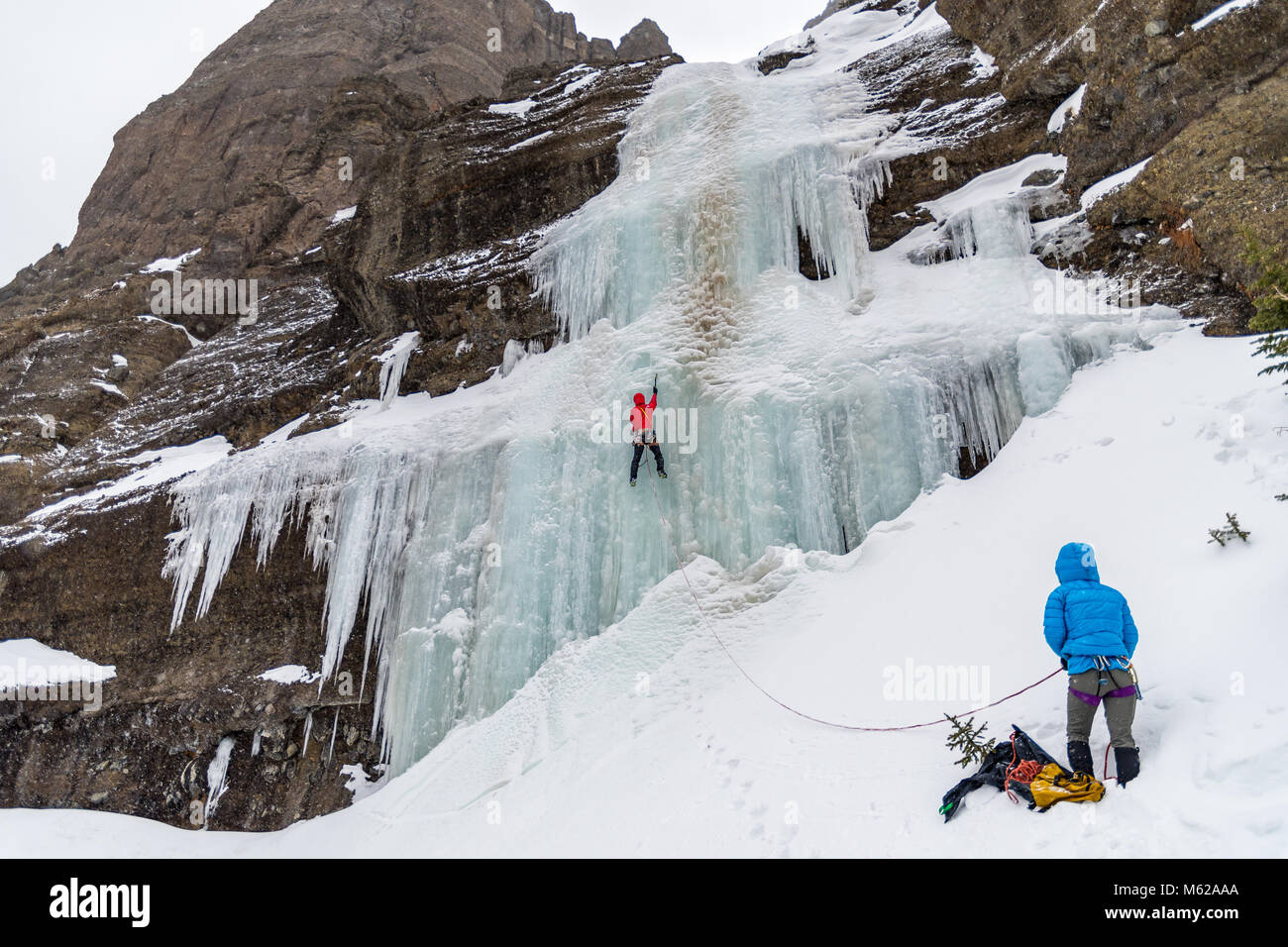 Houser Nic un itinéraire d'escalade rideaux appelé WI4 dans Hyalite Canyon Banque D'Images