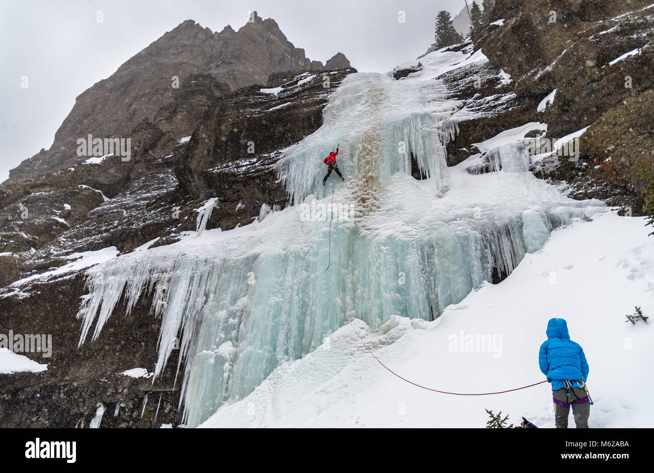 Houser Nic un itinéraire d'escalade rideaux appelé WI4 dans Hyalite Canyon Banque D'Images