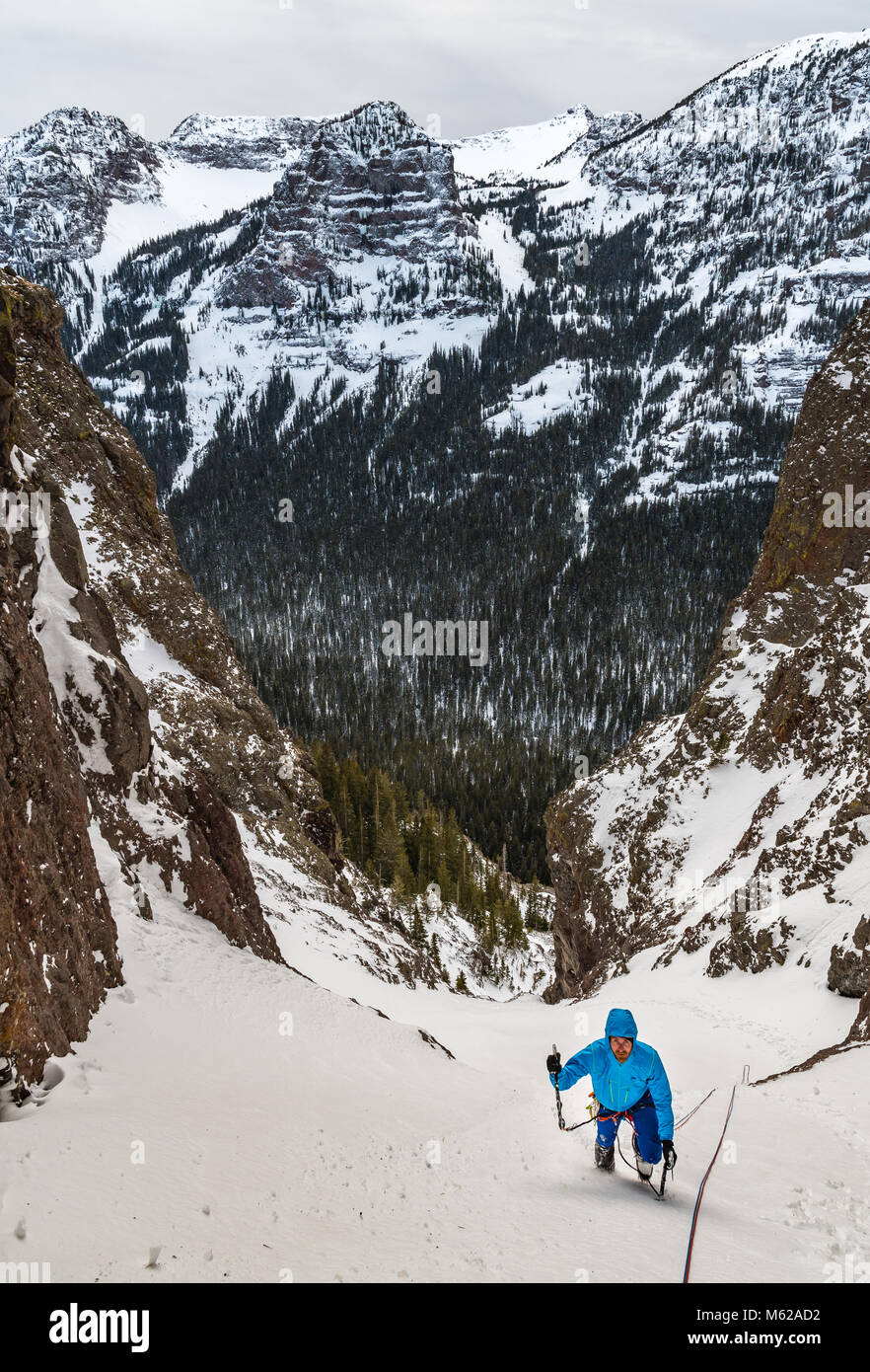 Brandon : escalade un itinéraire appelé Avalanche Gulch dans Hyalite Canyon Banque D'Images