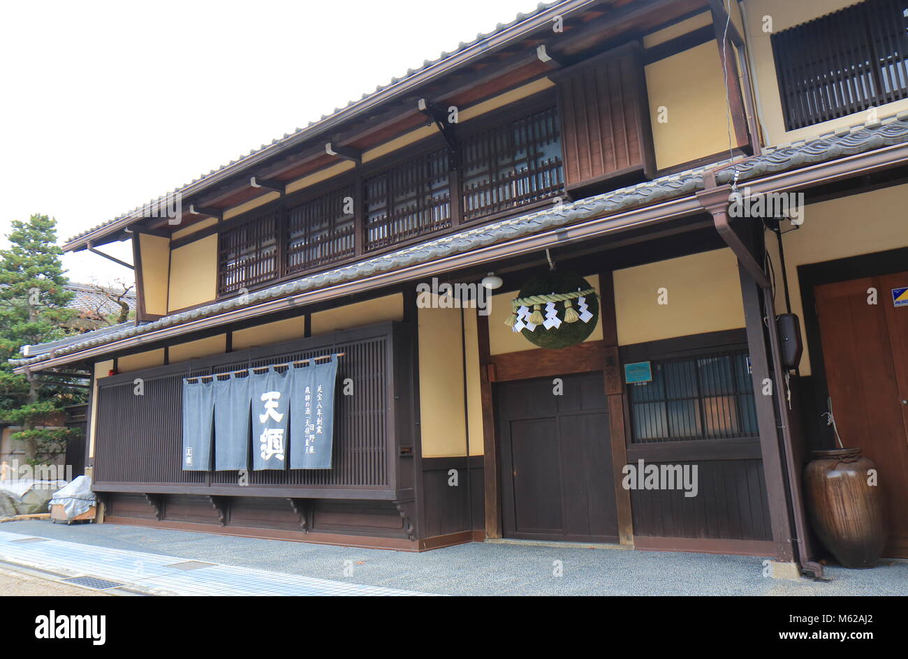 Maison traditionnelle japonaise sake Japanese wine shop dans la ville de Gero le Japon. Banque D'Images