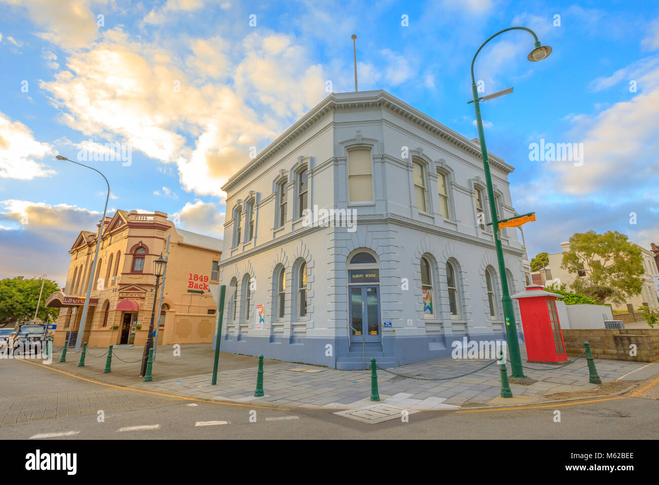 Albany, Australie - 28 déc 2017 : Albany House Hotel Londres et lumière au coucher du soleil à Albany, un bâtiment historique classé de Stirling Terrace et la rue York. L'ouest de l'Australie. Banque D'Images