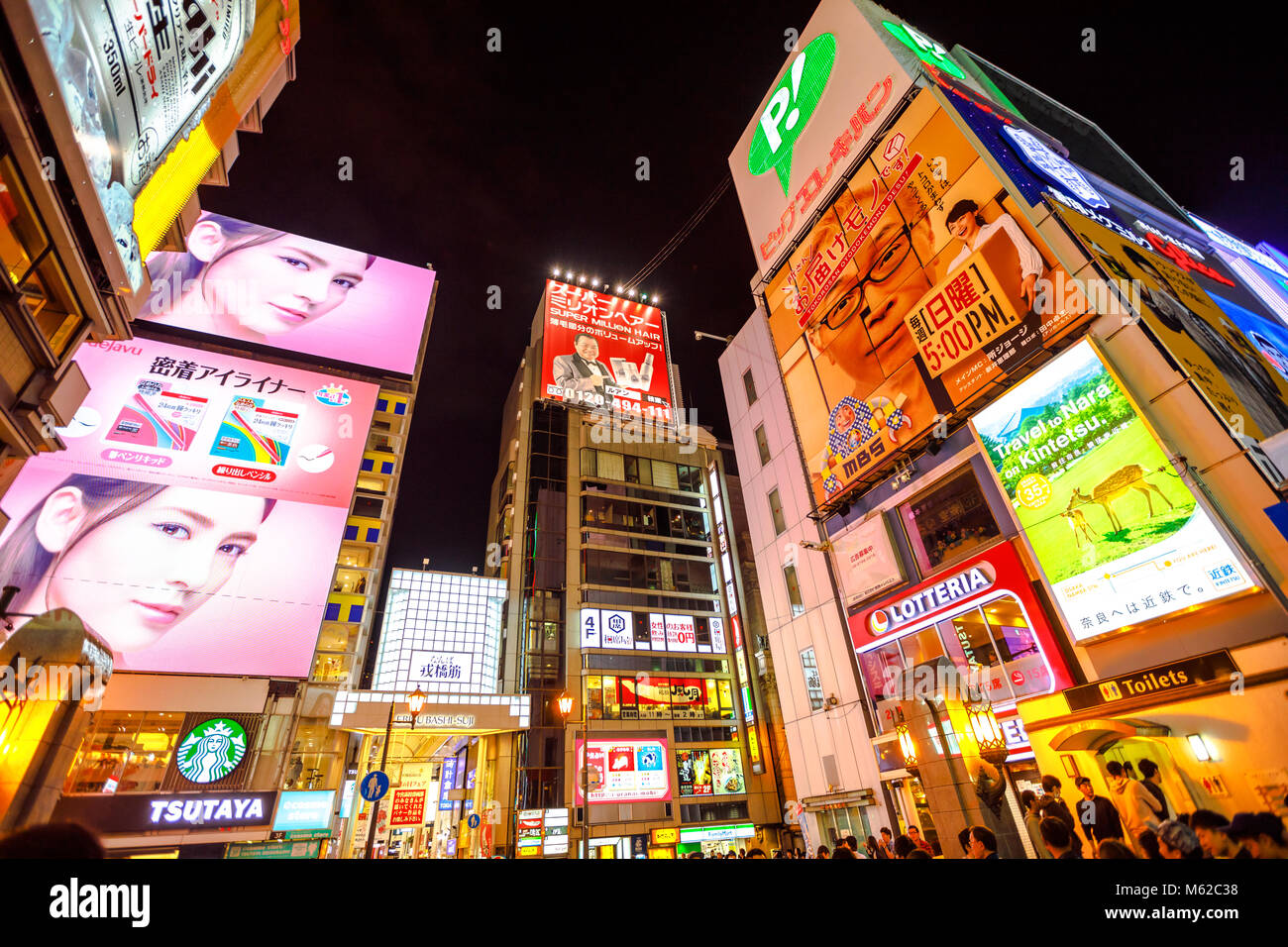 Osaka, Japon - 29 Avril 2017 : néon lumineux pancarte à l'entrée d'Bashi-Suji Ebisu, dans le quartier de Namba, l'une des principales destinations touristiques à Osaka. Namba est célèbre pour sa vie nocturne. Banque D'Images