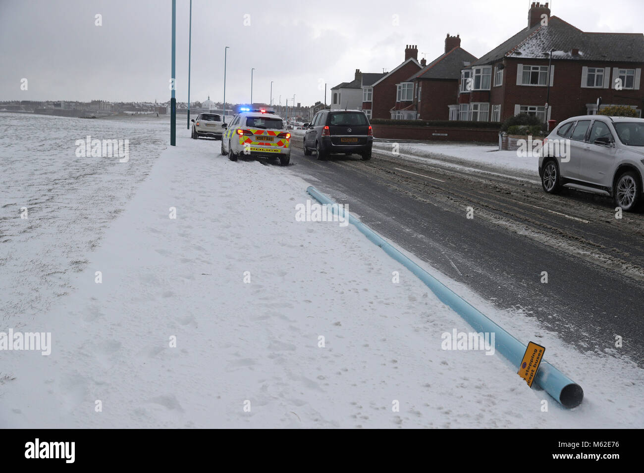 Un lampadaire se trouve sur le sol après qu'il s'emboîte Whitley Bay, North Tyneside, comme des conditions hivernales ont causé plus de misère pour les voyageurs de la nuit. Banque D'Images
