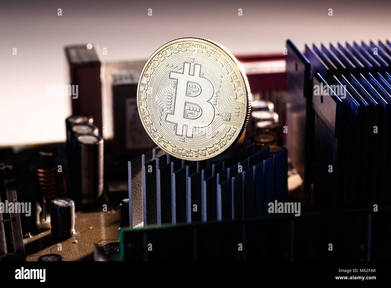Photo de bitcoin et processeur sur fond orange Banque D'Images