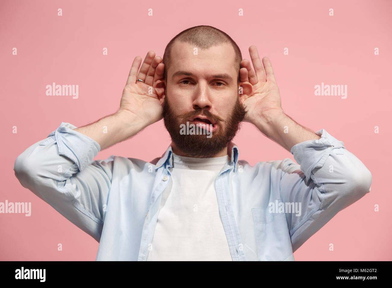 L'homme aux yeux de strabisme avec expression bizarre isolé sur pink Banque D'Images