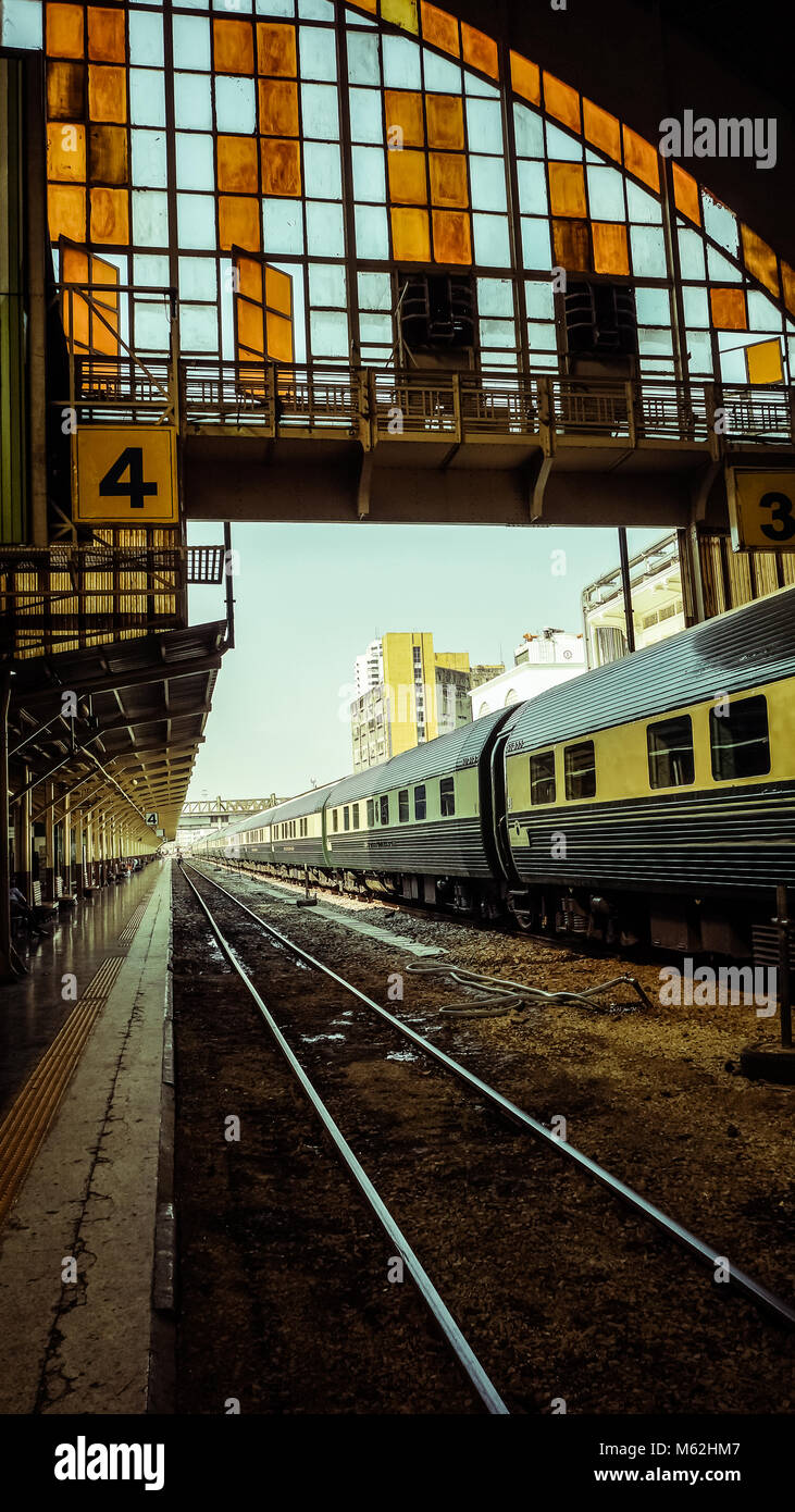 Vieux diesel train en marche pour se reconnecter à une plate-forme de la gare de Hua Lamphong à Bangkok Banque D'Images