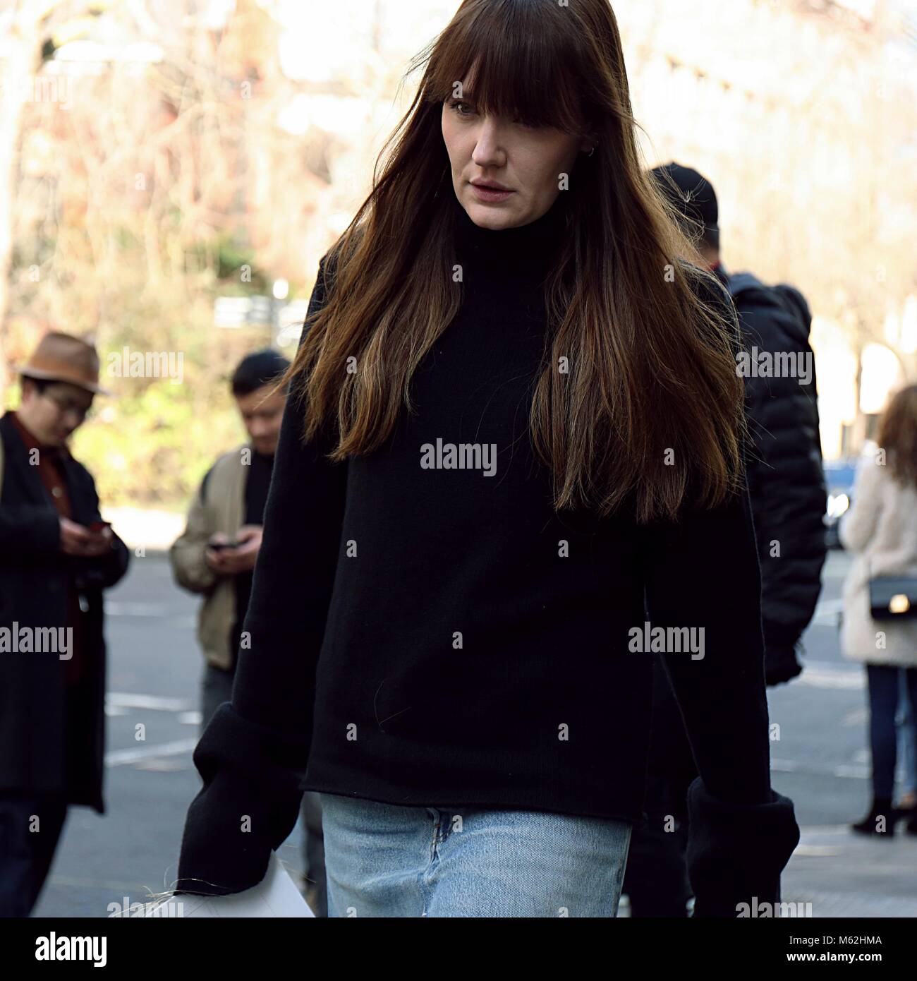 Londres, Royaume-Uni. Feb 17, 2018. Londres- 17 février 2018 La femme de la rue au cours de la London Fashion Week Crédit : Mauro del Signore/Pacific Press/Alamy Live News Banque D'Images