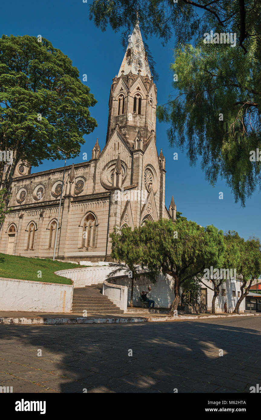 São Manuel, le sud-est du Brésil. Église de Santa Terezinha et beffroi en haut de la colline, dans une journée ensoleillée à São Manuel. Un mignon petit campagne ville. Banque D'Images