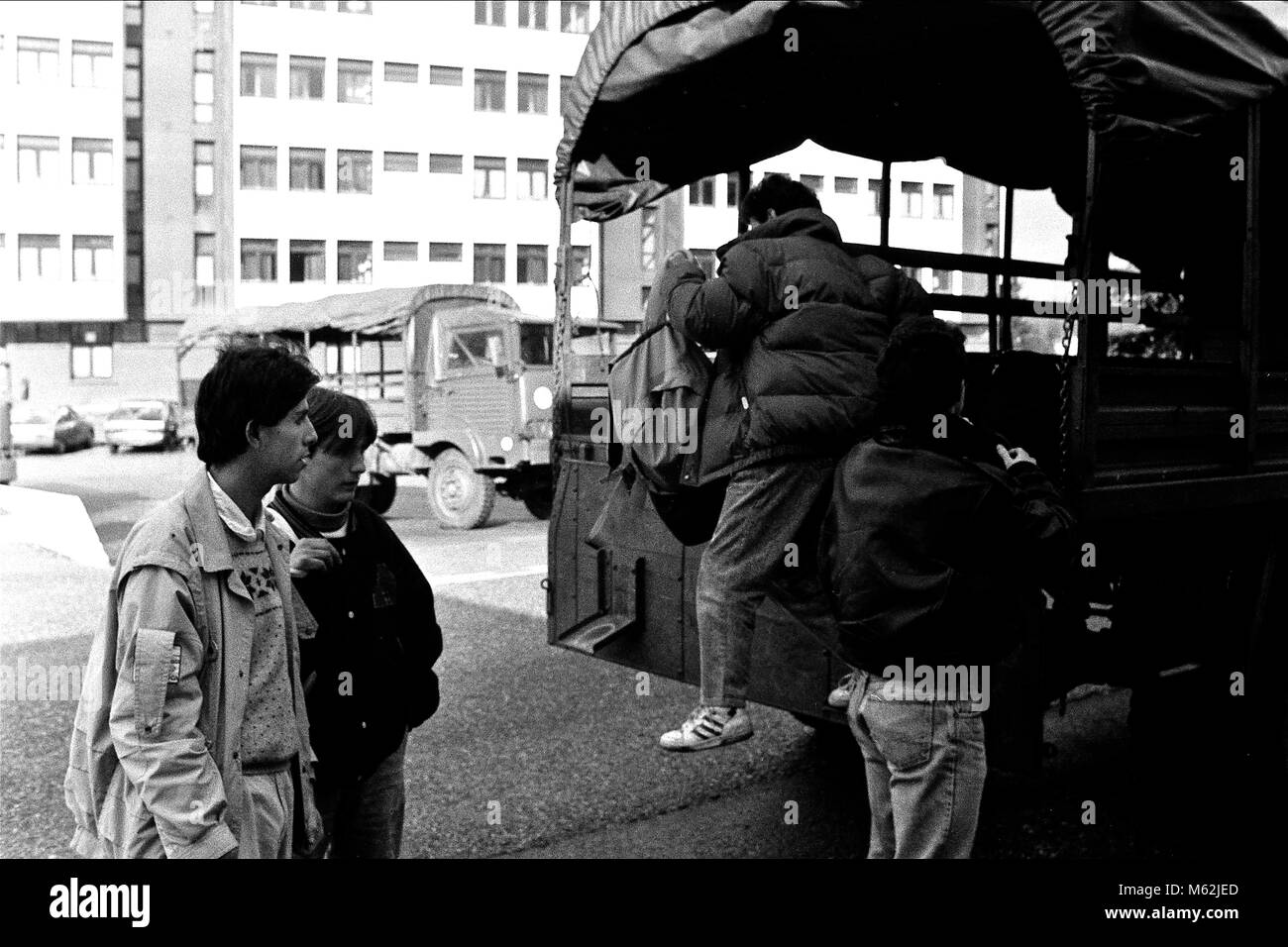 Les jeunes conscrits pour le Service National arrivent à SathonayCamp