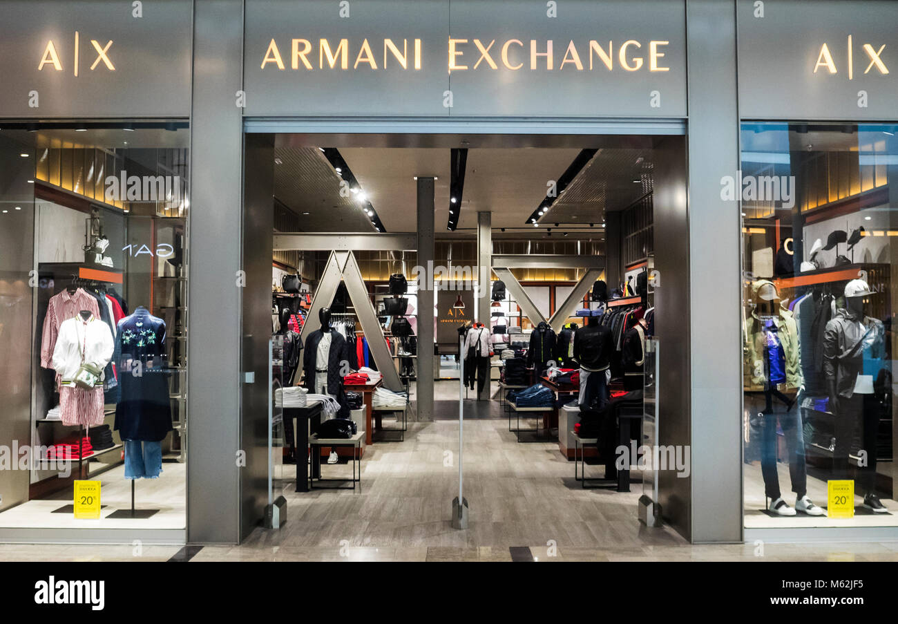 Armani Exchange store dans Ocean Plaza Mall. Inspire par les scenes du centre ville de Milan New York Londres et Tokyo Armani Exchange associe ene jeune Photo Stock Alamy
