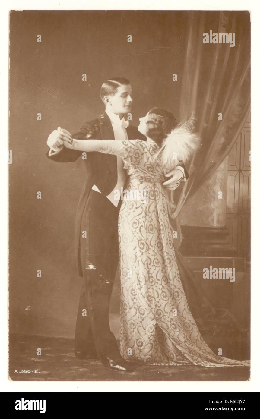Portrait studio de style édouardien, carte postale d'art photographique rotatif,série de femme glamour de style Empire et ballgown man in suit danser ensemble, vers 1910, au Royaume-Uni. Banque D'Images