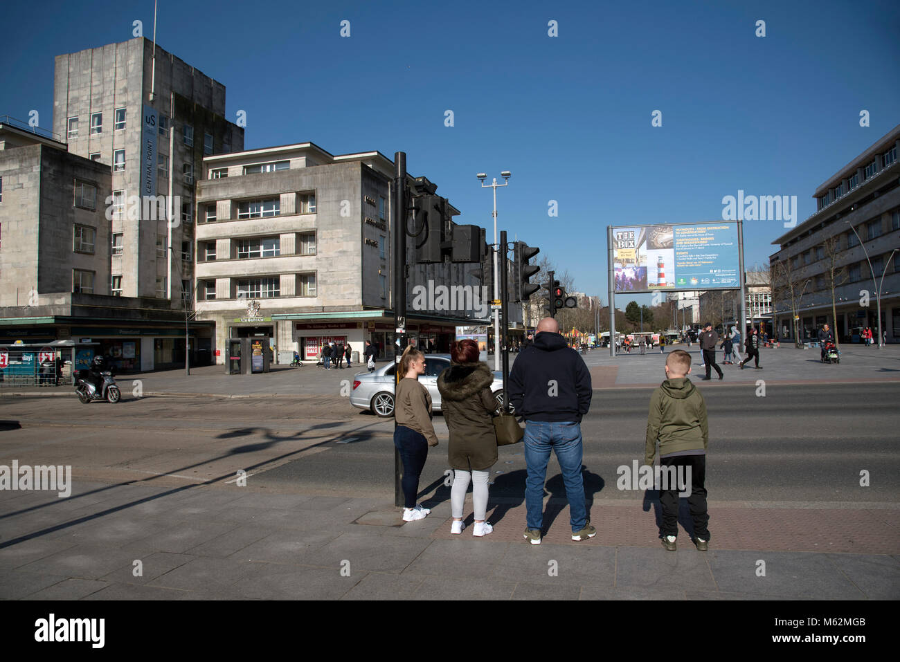 Royal Parade sur la façon d'Amada en centre-ville de Plymouth, Devon, UK. Les piétons attendent pour traverser la rue à un passage pour piétons. Circa 2018 Banque D'Images