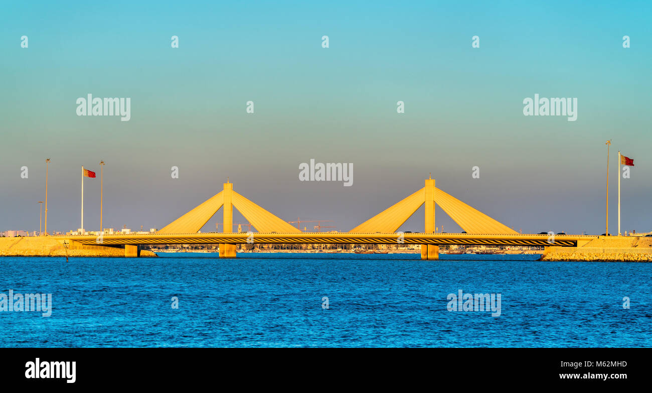 Cheikh Isa bin Salman Causeway Bridge reliant Manama à Bahreïn Muharraq et Banque D'Images