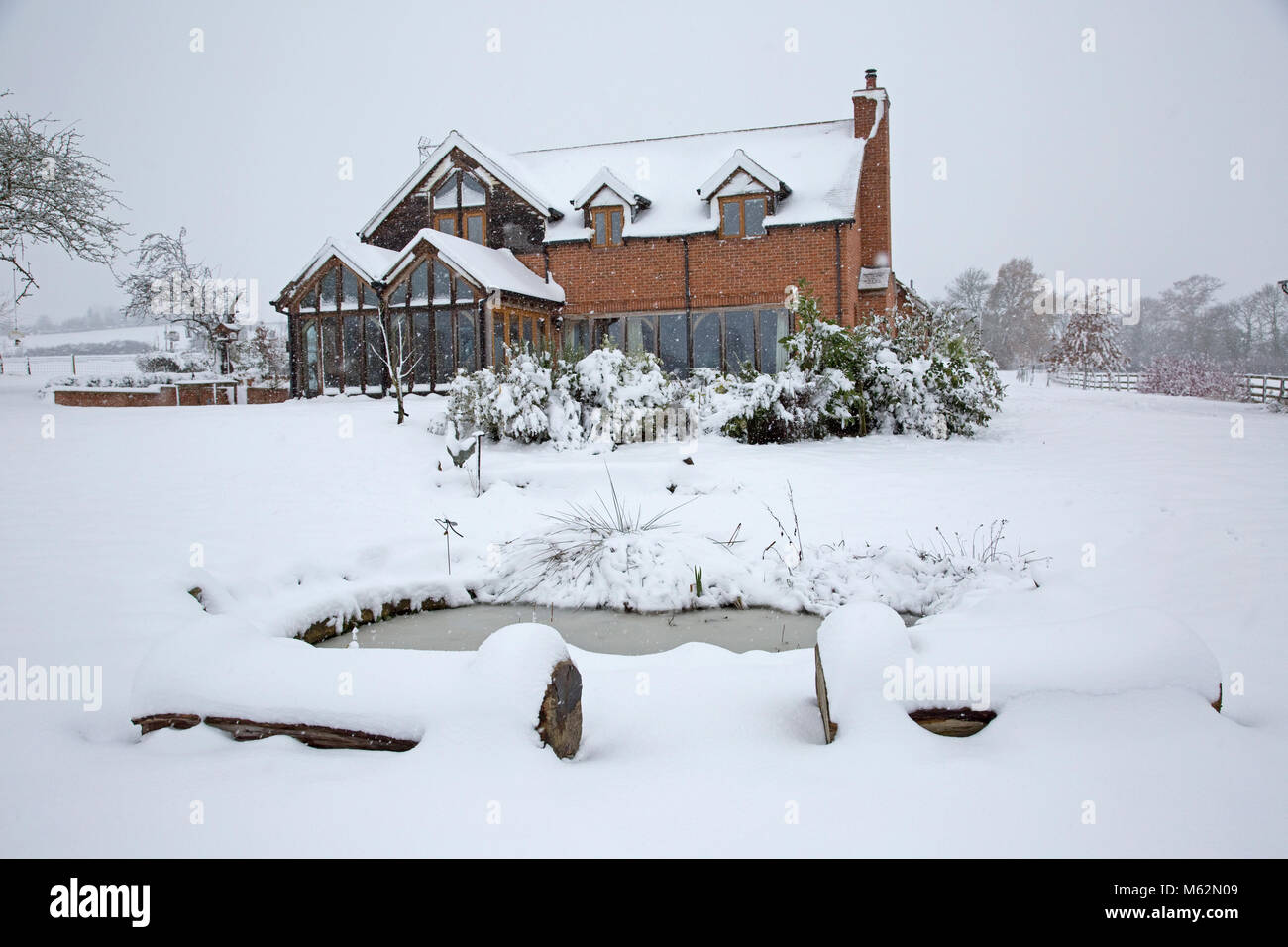 Snowscene ferme Colemans après l'étang de neige en premier plan Dec 2017 UK Cotswolds Banque D'Images