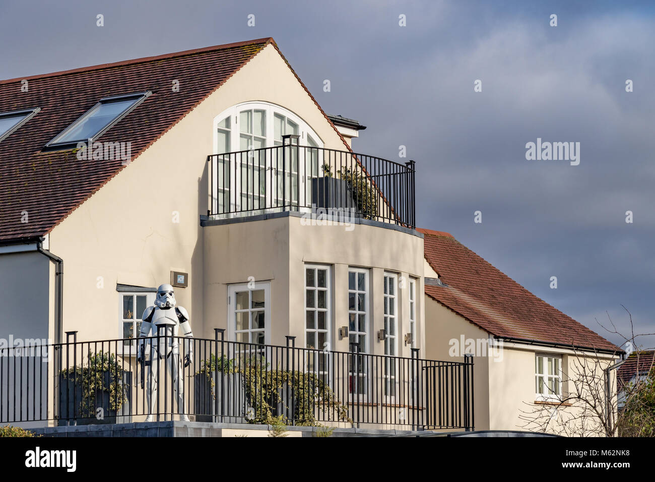 Une maison dans une banlieue de Londres avec un lifesize Star Wars stormtrooper sur le balcon Banque D'Images