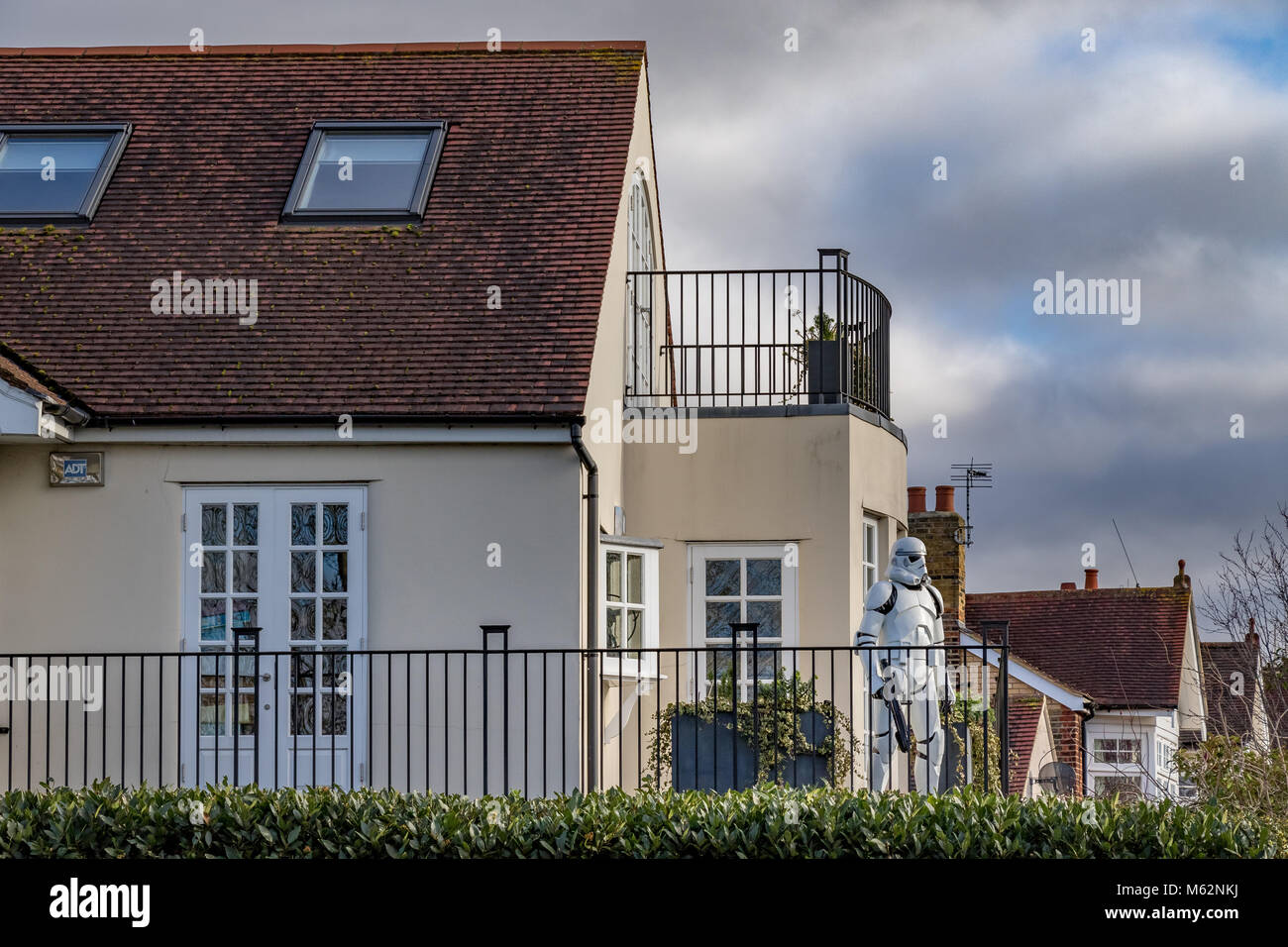 Une maison dans une banlieue de Londres avec un lifesize Star Wars stormtrooper sur le balcon Banque D'Images