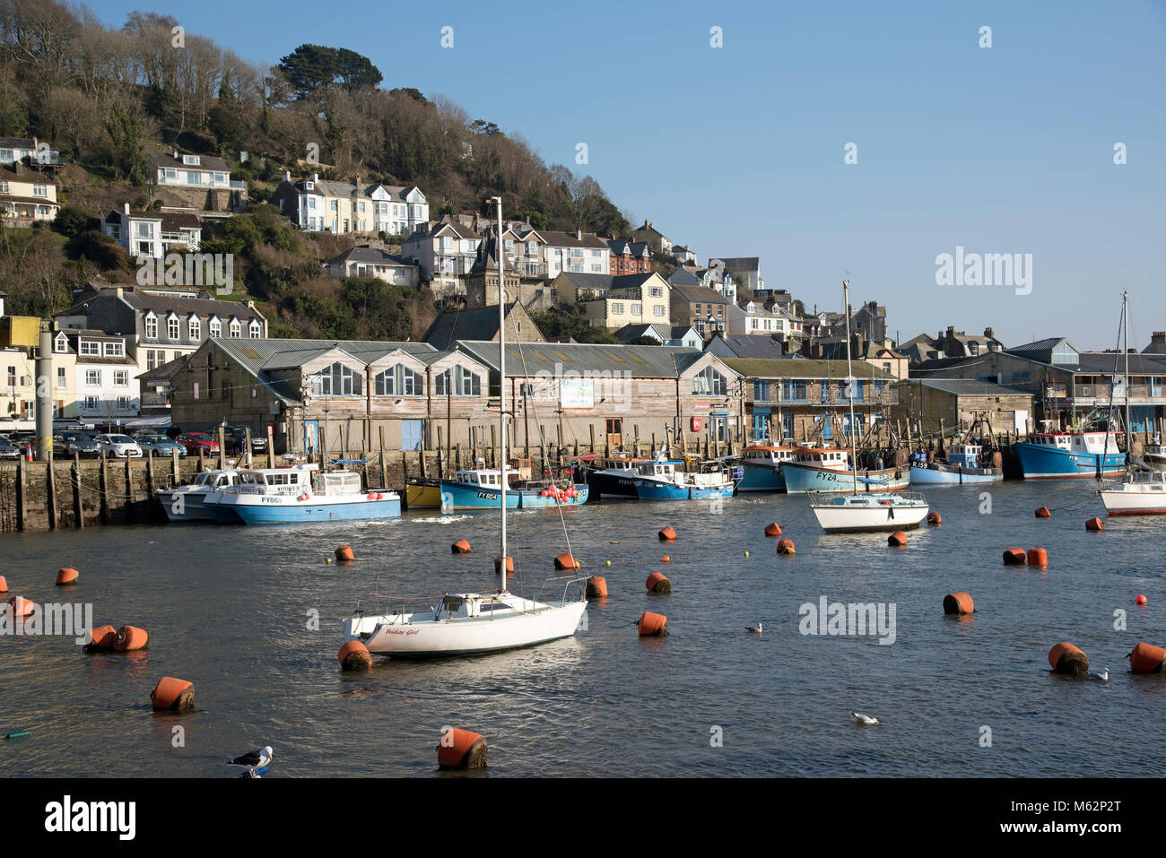 East Looe, Cornwall, England, UK. La pêche et les bateaux de plaisance à cette ville côtière très prisée dans les pays de l'ouest. Février 2018 Banque D'Images