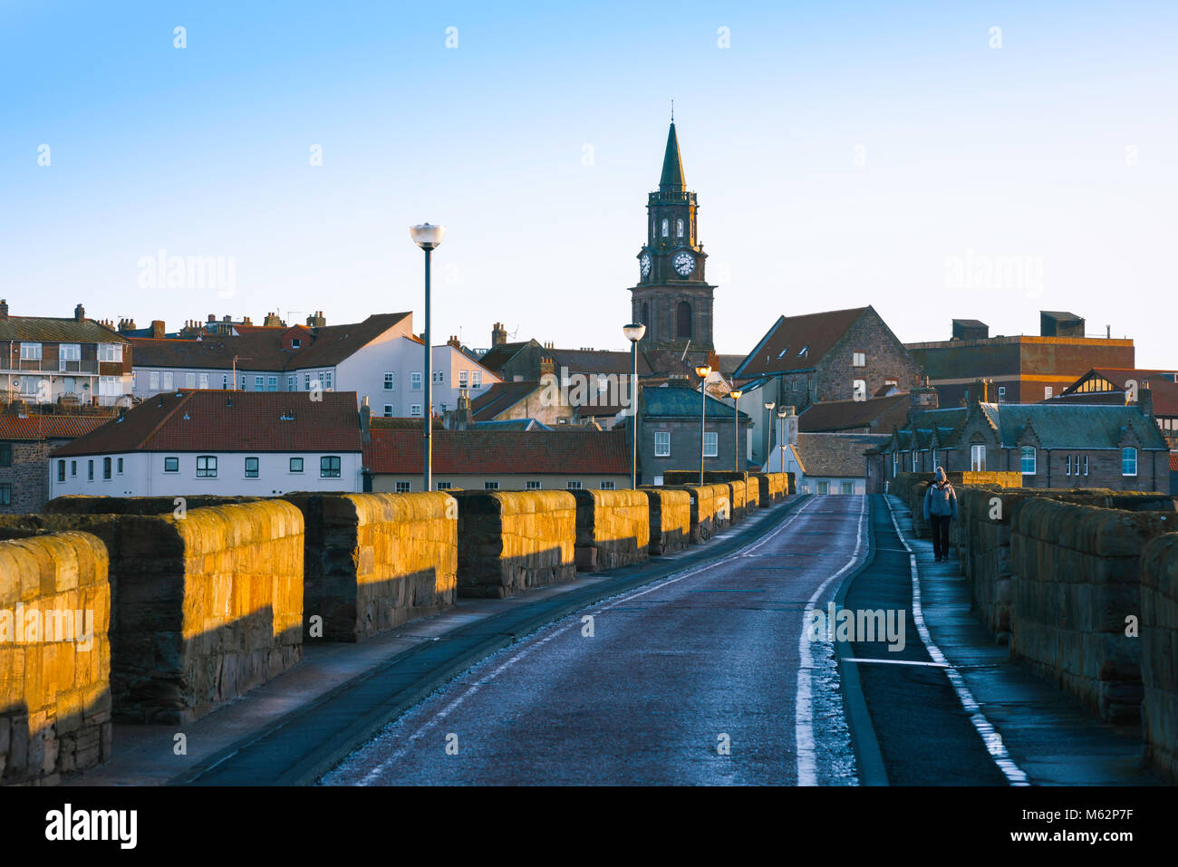 Le Northumberland England,voir au lever du soleil le long de l'ancien 17e siècle pont sur le Tweed menant à la ville frontière de Bridport, England, UK Banque D'Images