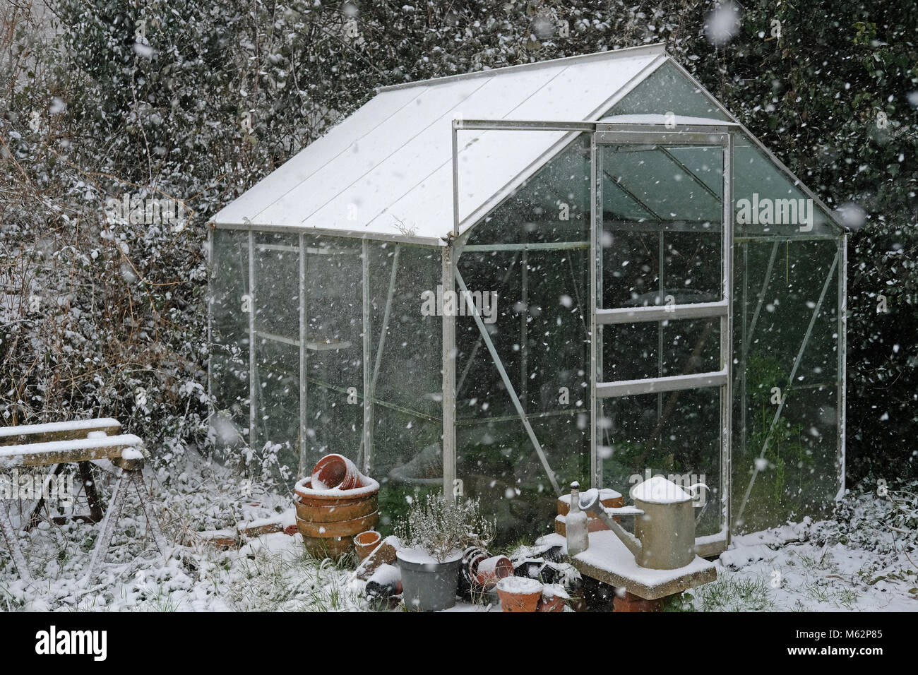 Une serre dans la neige. Banque D'Images