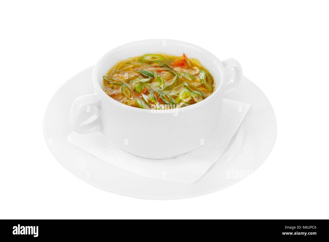 Soupe aux légumes, Transparent, nouilles, fuchozoj, verts, oignons, poivre, poulet. Sur une serviette dans une assiette blanche blanc isolé. Plats de service en Banque D'Images