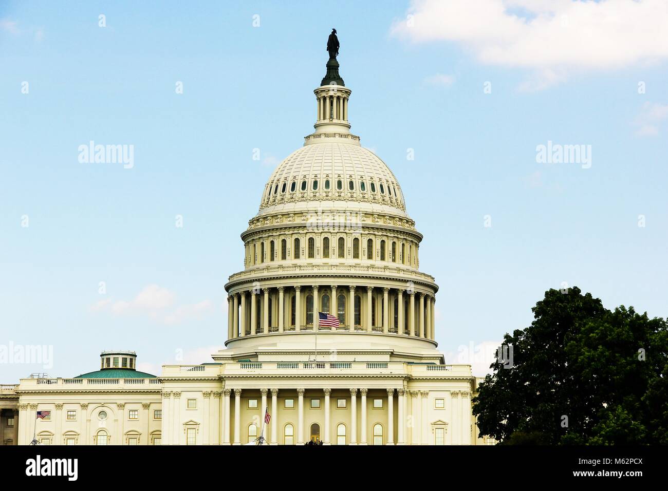Dôme du Capitole avec les nuages et ciel bleu sur l'arrière-plan à Washington DC, United States. Puissance, législation, congrès, concept Banque D'Images