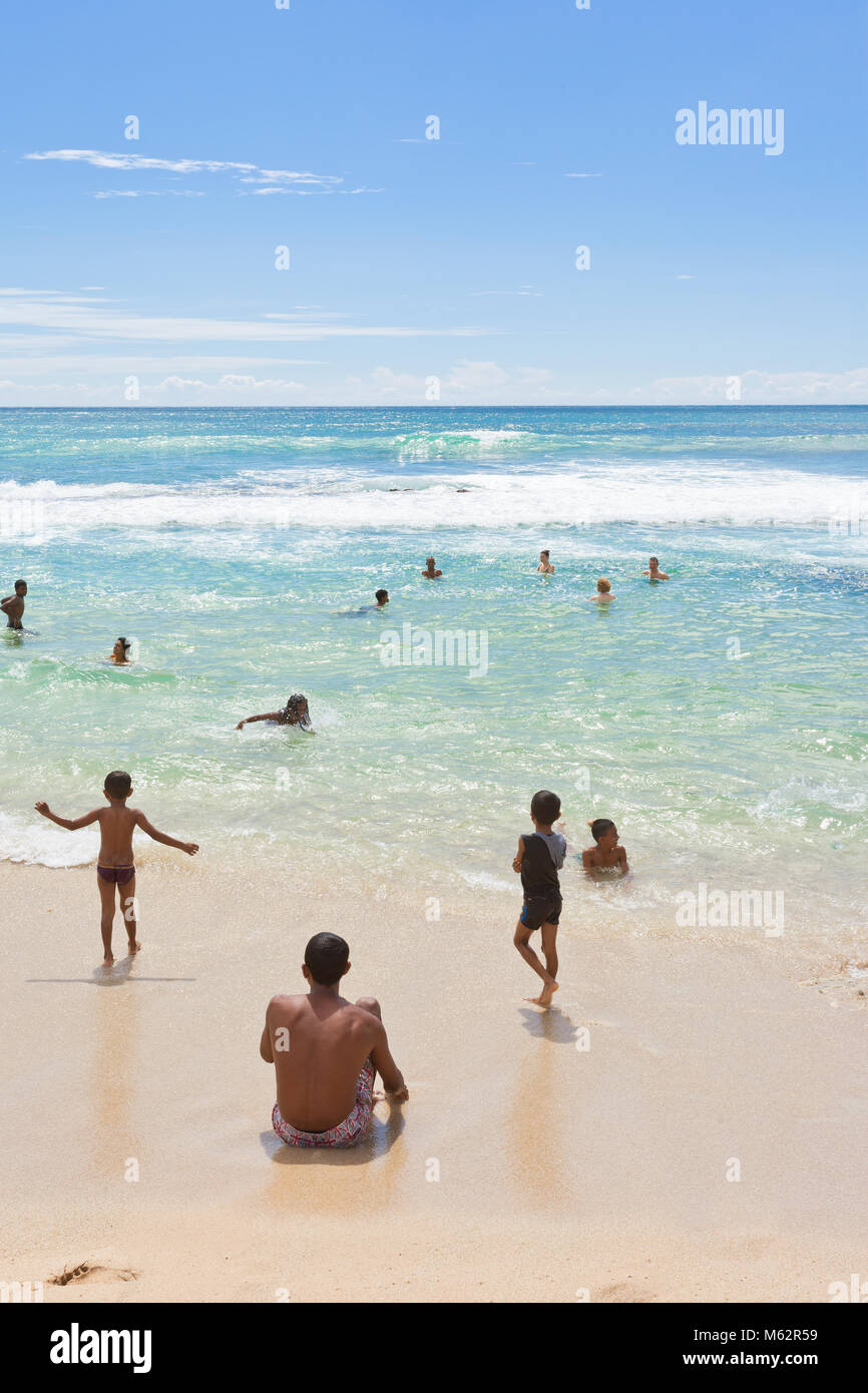 Koggala Beach, Sri Lanka, Asie - DÉCEMBRE 2015 - Les Autochtones et les touristes à Koggala Beach profiter de leur temps libre dans l'océan indien Banque D'Images