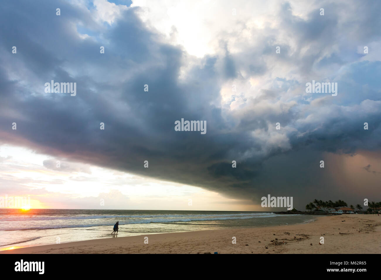 Plage Ahungalla, Sri Lanka, Asie - atmosphère impressionnante perturbations pendant le coucher du soleil à la plage de Ahungalla Banque D'Images