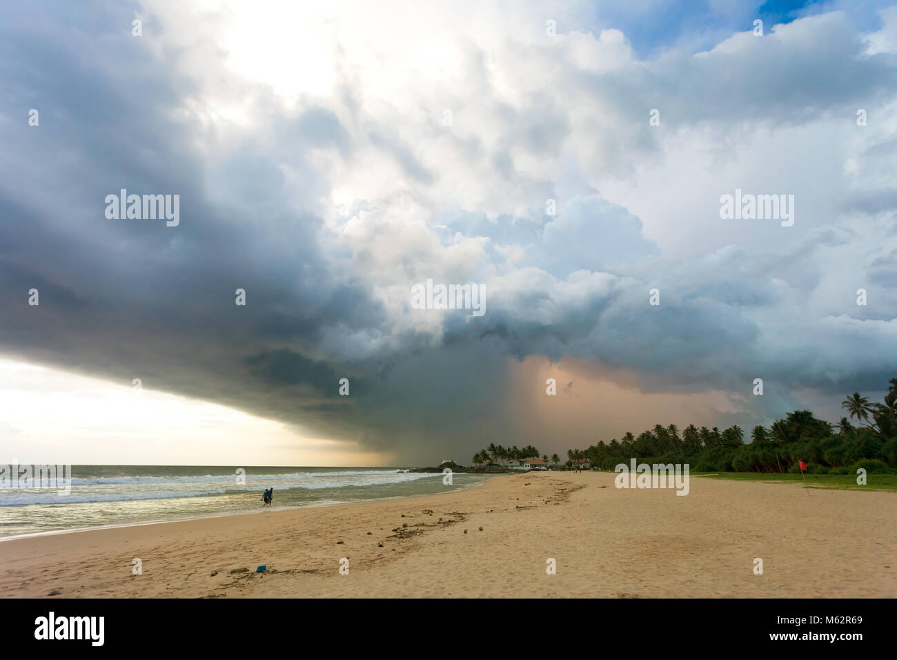 Plage Ahungalla, Sri Lanka, Asie - Météo Tempête durant le coucher du soleil à la plage de Ahungalla Banque D'Images