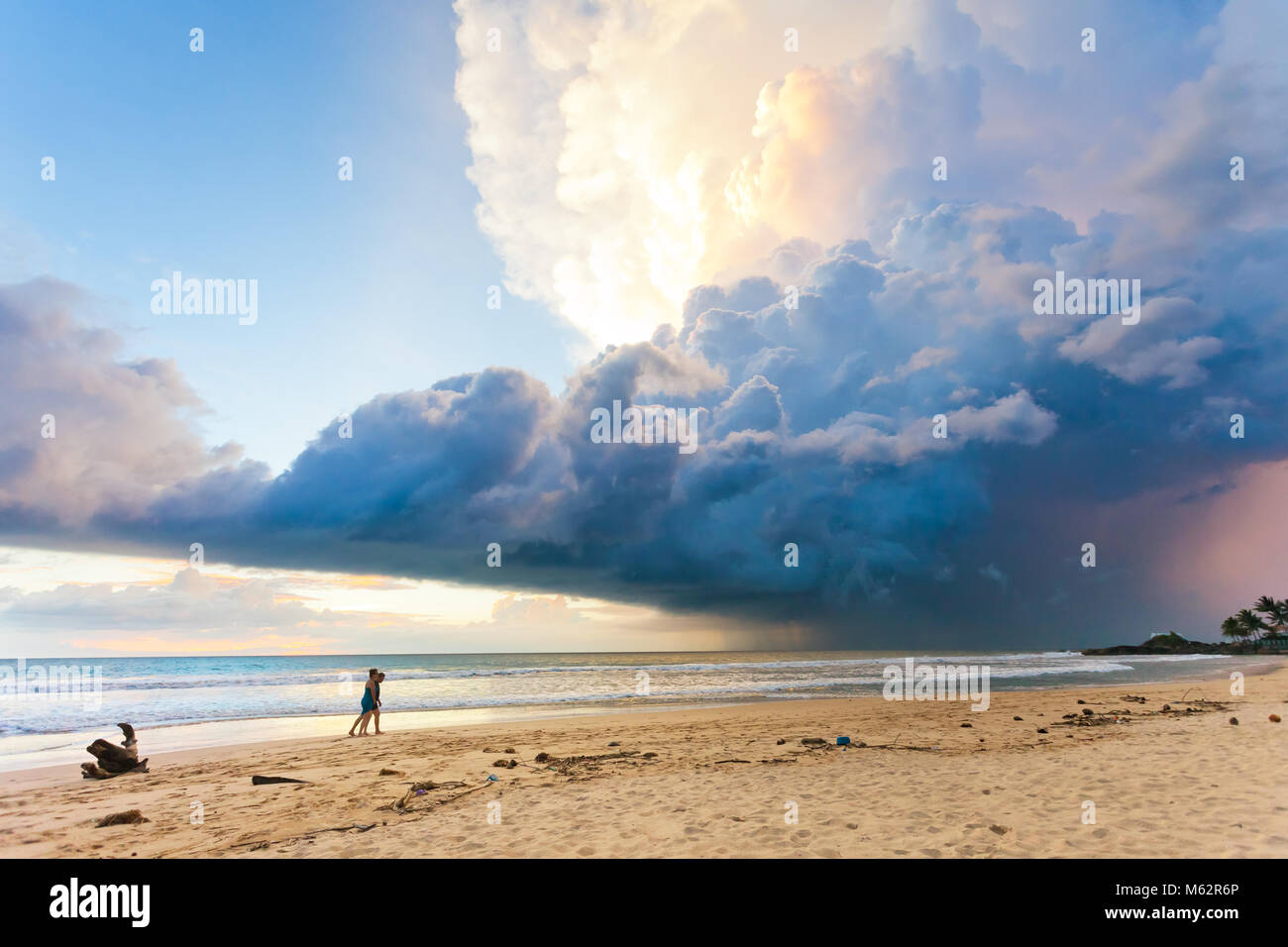 Plage Ahungalla, Sri Lanka, Asie - paysage magnifique et le ciel pendant le coucher du soleil sur la plage de Ahungalla Banque D'Images